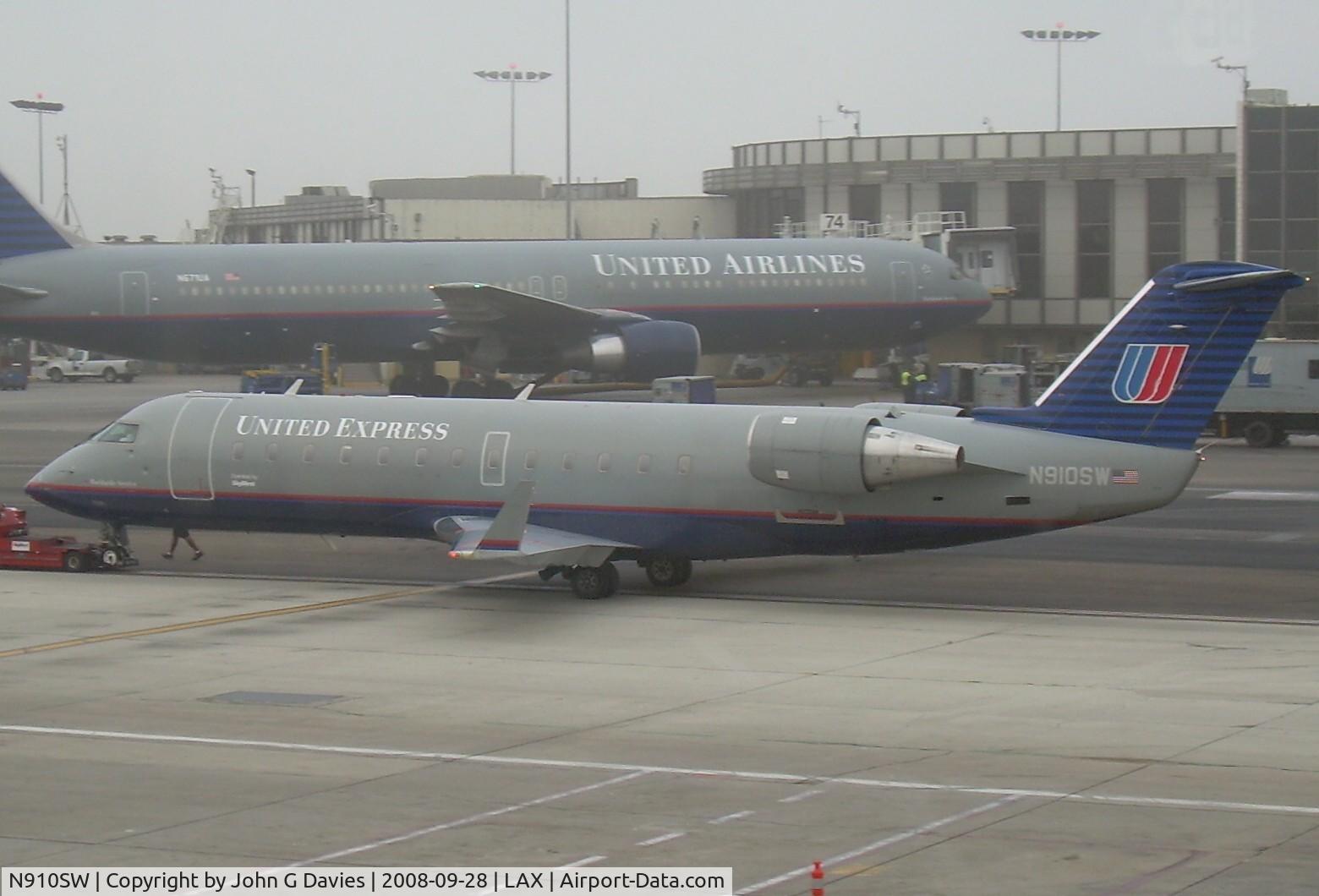 N910SW, 2001 Bombardier CRJ-200LR (CL-600-2B19) C/N 7566, N910SW @ LAX, early morning 28-09-2008
