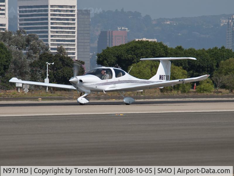 N971RD, 2005 Diamond DA-40 Diamond Star C/N 40.508, N971RD departing on RWY 21