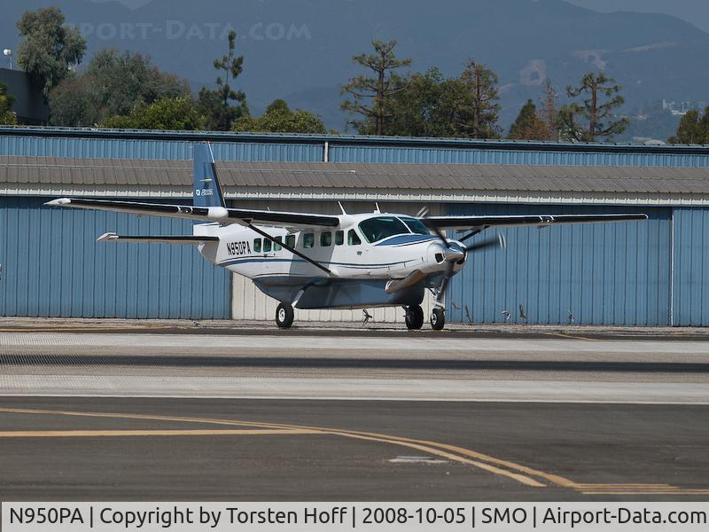 N950PA, 2004 Cessna 208B Grand Caravan C/N 208B-1063, N950PA crossing RWY 21 while taxiing