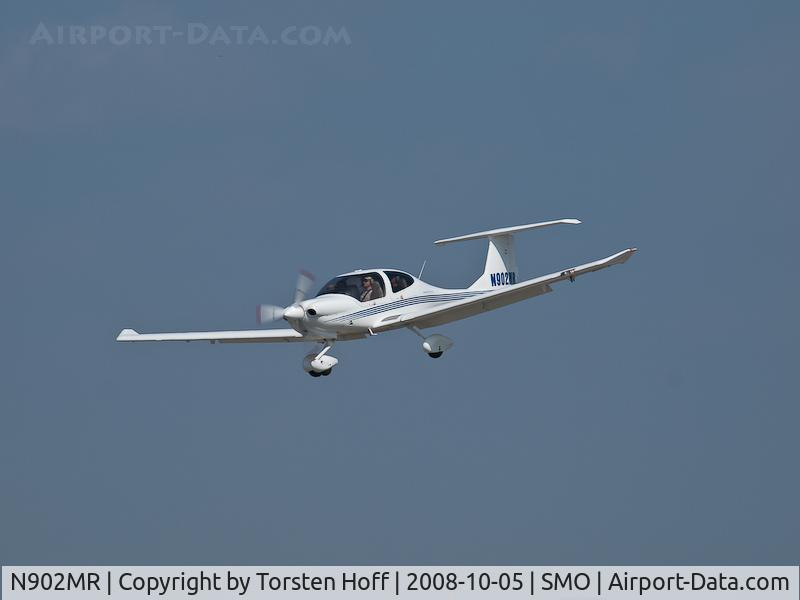 N902MR, 2006 Diamond DA-40 Diamond Star C/N 40.324, N902MR arriving on RWY 21