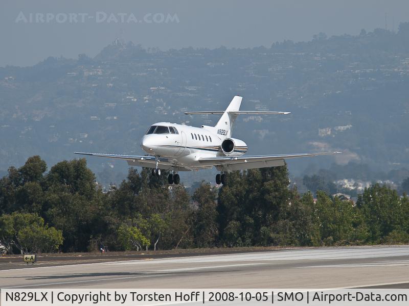N829LX, 2000 Raytheon Hawker 800XP C/N 258466, N829LX arriving on RWY 21