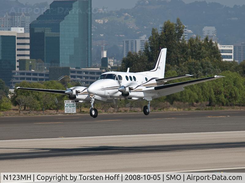 N123MH, 1974 Beech E-90 King Air C/N LW-104, N123MH arriving on RWY 21