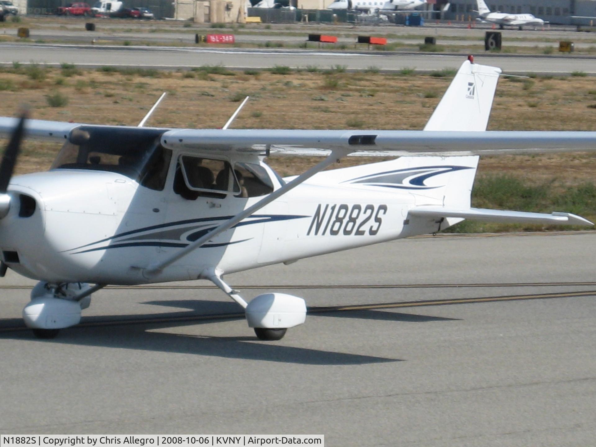 N1882S, 2005 Cessna 172S C/N 172S9930, Taxiing to RWY 16R for a flight to KCNO