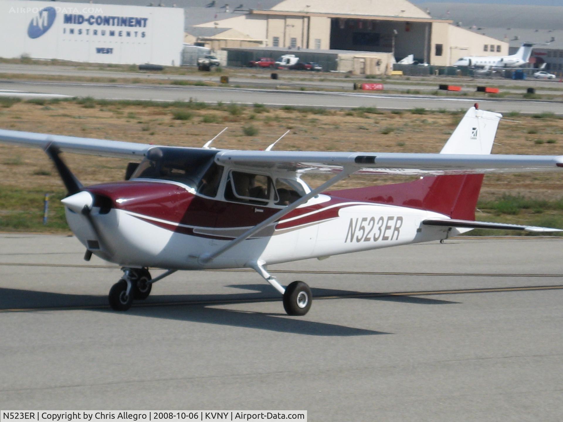 N523ER, 2001 Cessna 172S C/N 172S8925, Taxiing to RWY 16R