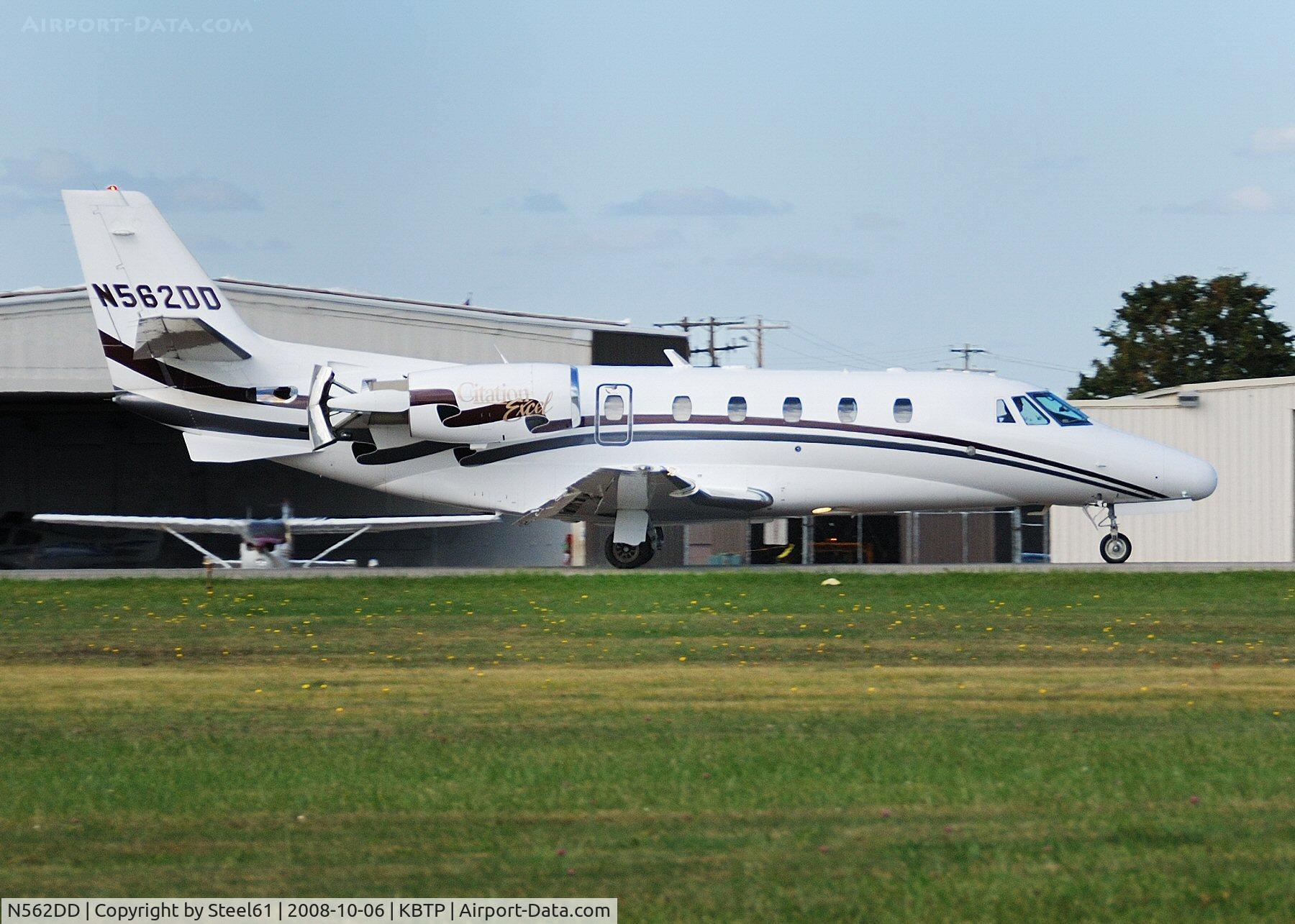 N562DD, 2000 Cessna 560XL C/N 560-5108, Landing at Butler