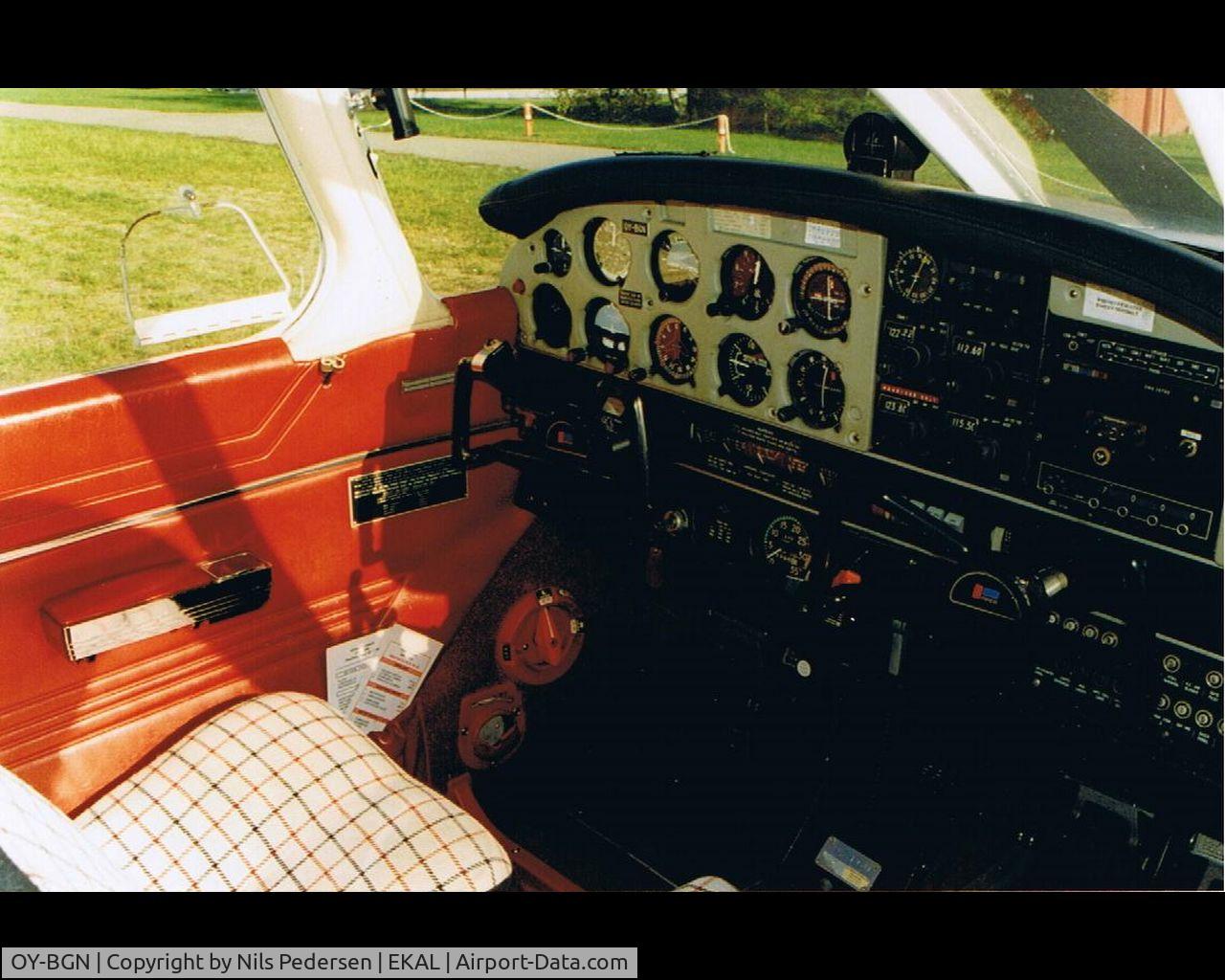 OY-BGN, 1973 Piper PA-28-140 Cherokee Cruiser C/N 28-7425151, Cocpit of OY-BGN