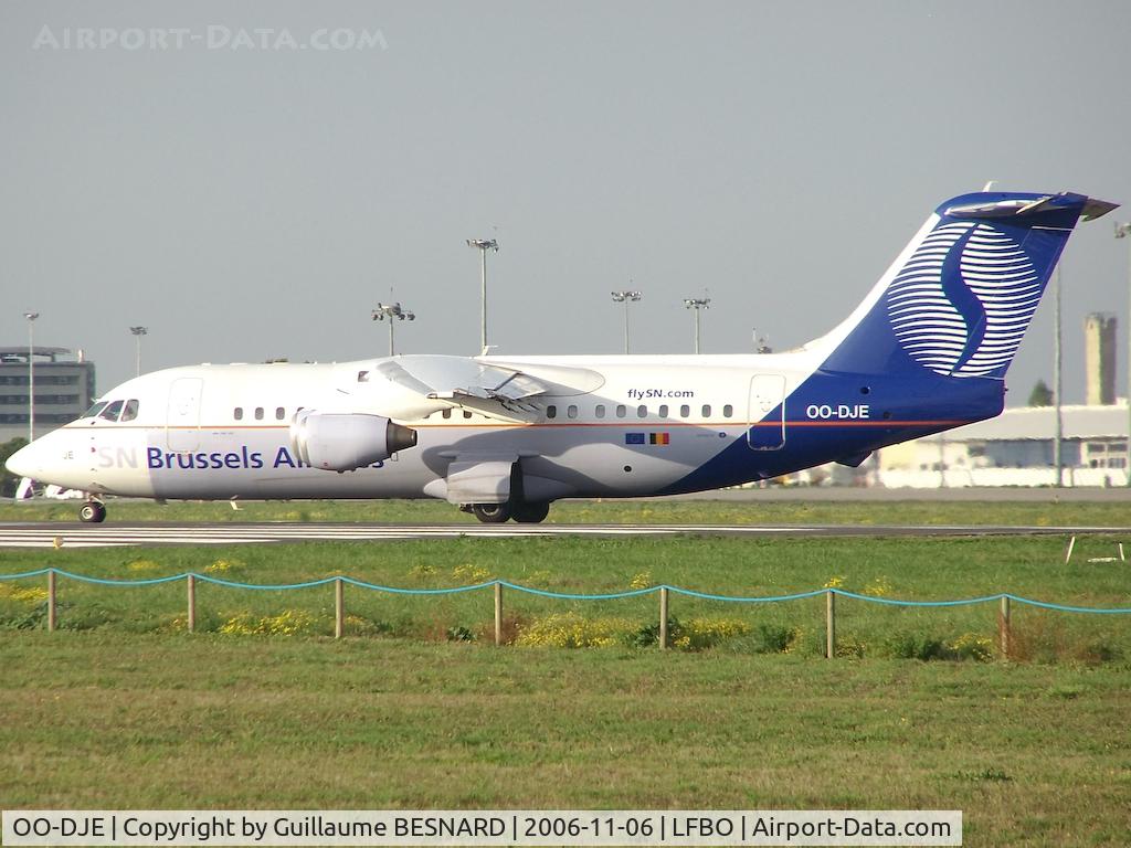 OO-DJE, 1990 British Aerospace BAe.146-200 C/N E2164, Taking off 32R