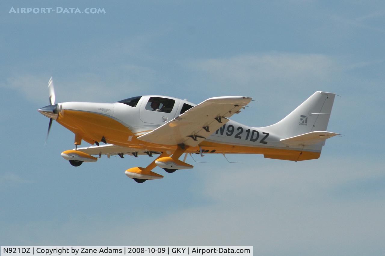 N921DZ, 2006 Columbia Aircraft Mfg LC41-550FG C/N 41695, Departing Arlington Municipal