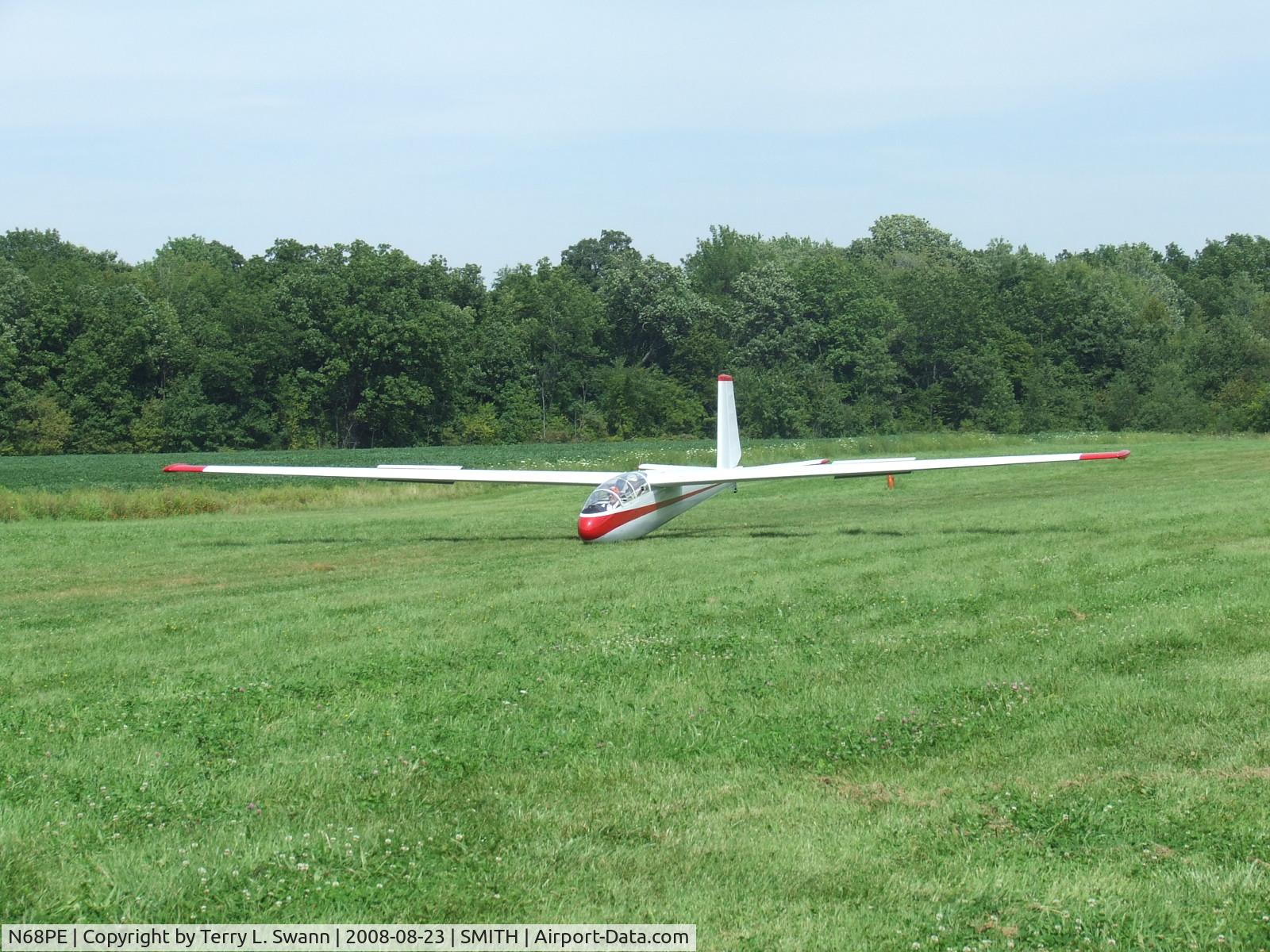 N68PE, Let L-13 Blanik C/N 173160, Touchdown at Smith's.