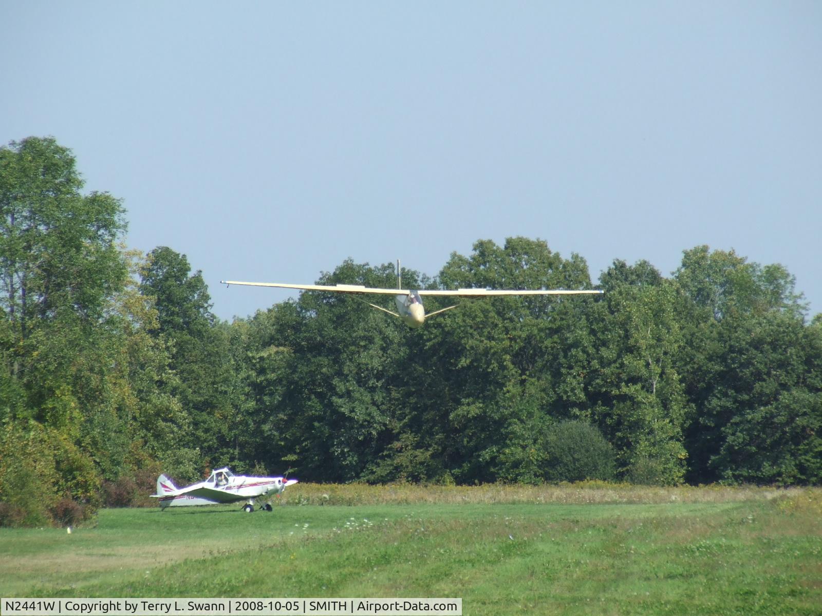 N2441W, 1967 Schweizer SGS 2-33 C/N 9, On final and side slipping it in at Smith's.