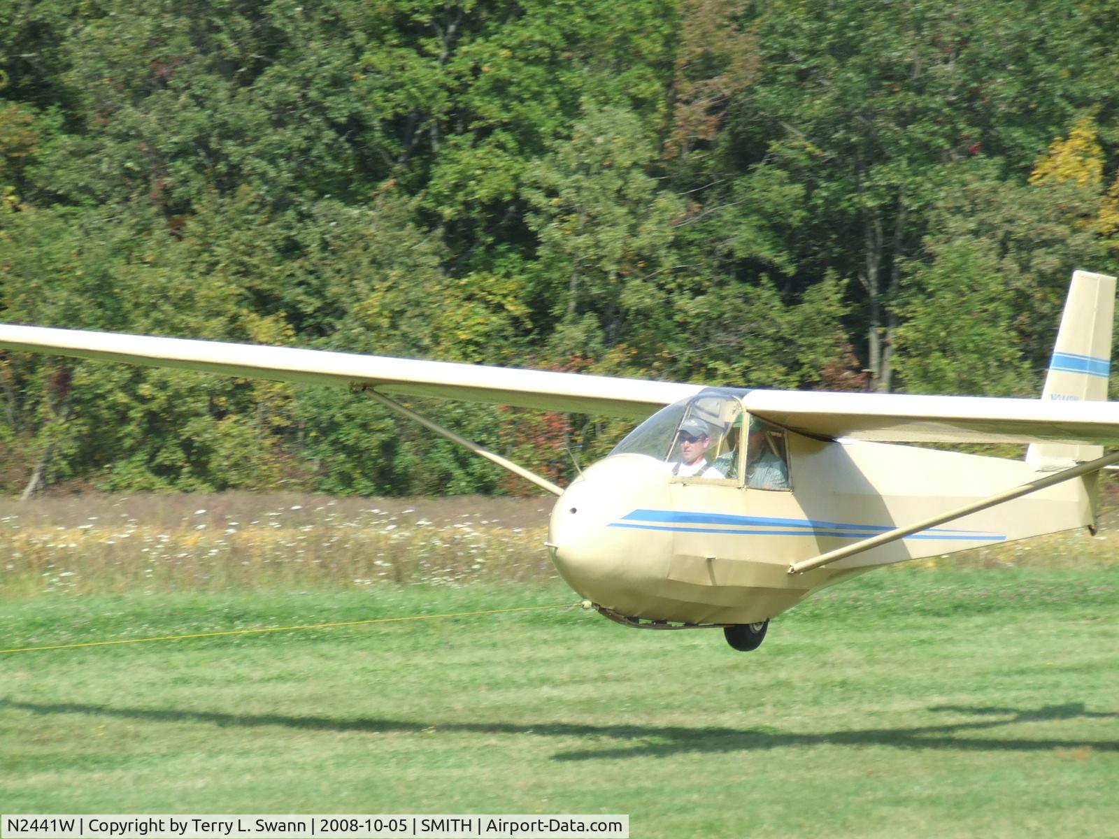 N2441W, 1967 Schweizer SGS 2-33 C/N 9, Taking off on another flight.