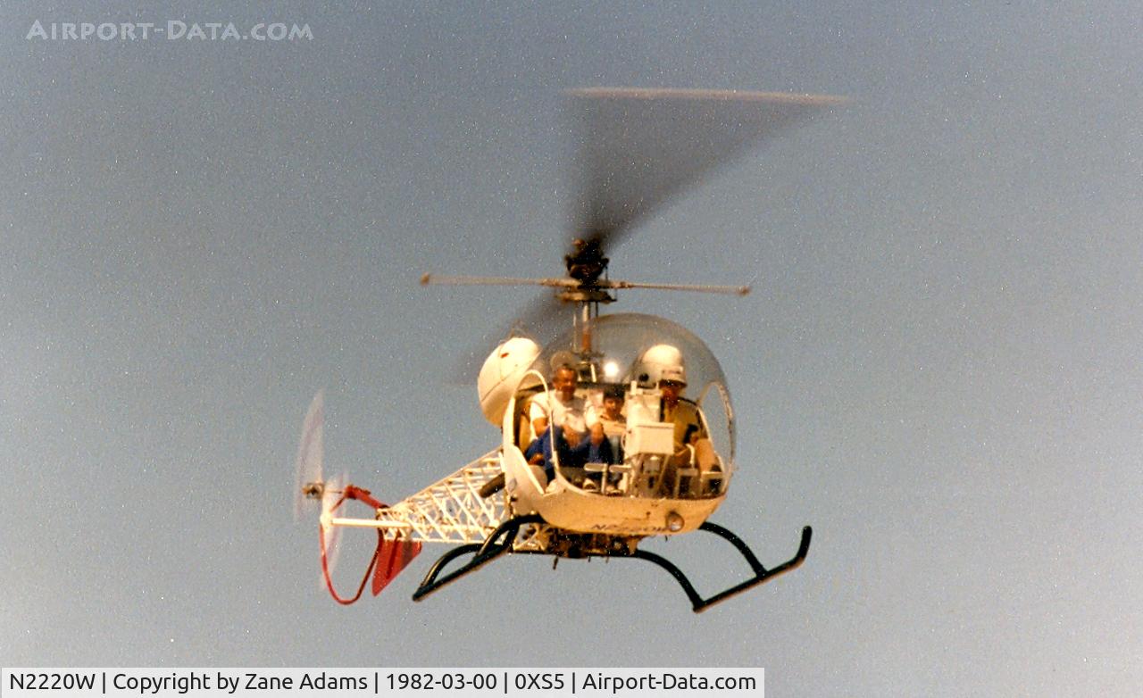 N2220W, 1969 Bell 47G-3B-2 C/N 6750, Flying tourists on South Padre Island Beach