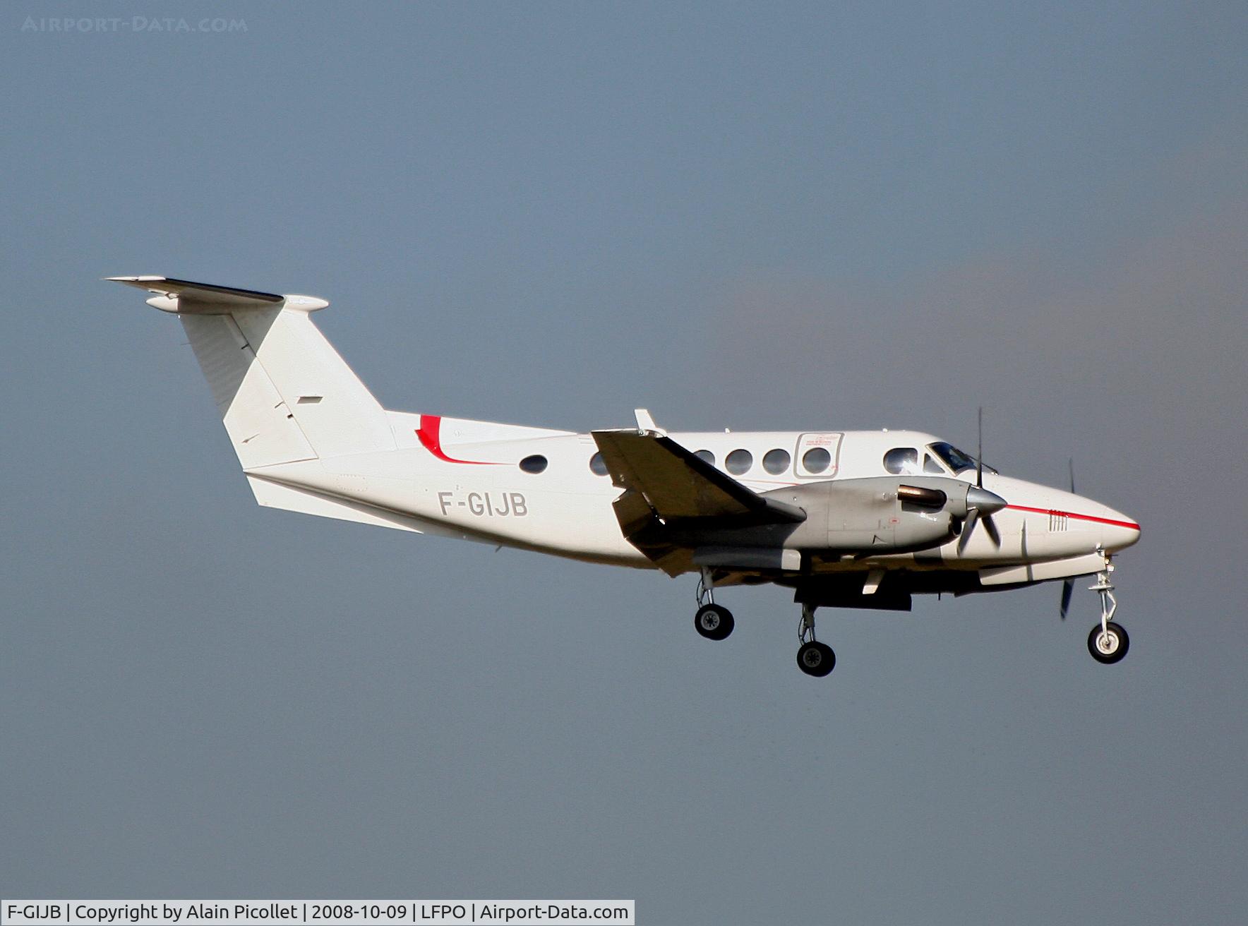 F-GIJB, 1974 Beech 200 Super King Air C/N BB-13, landing