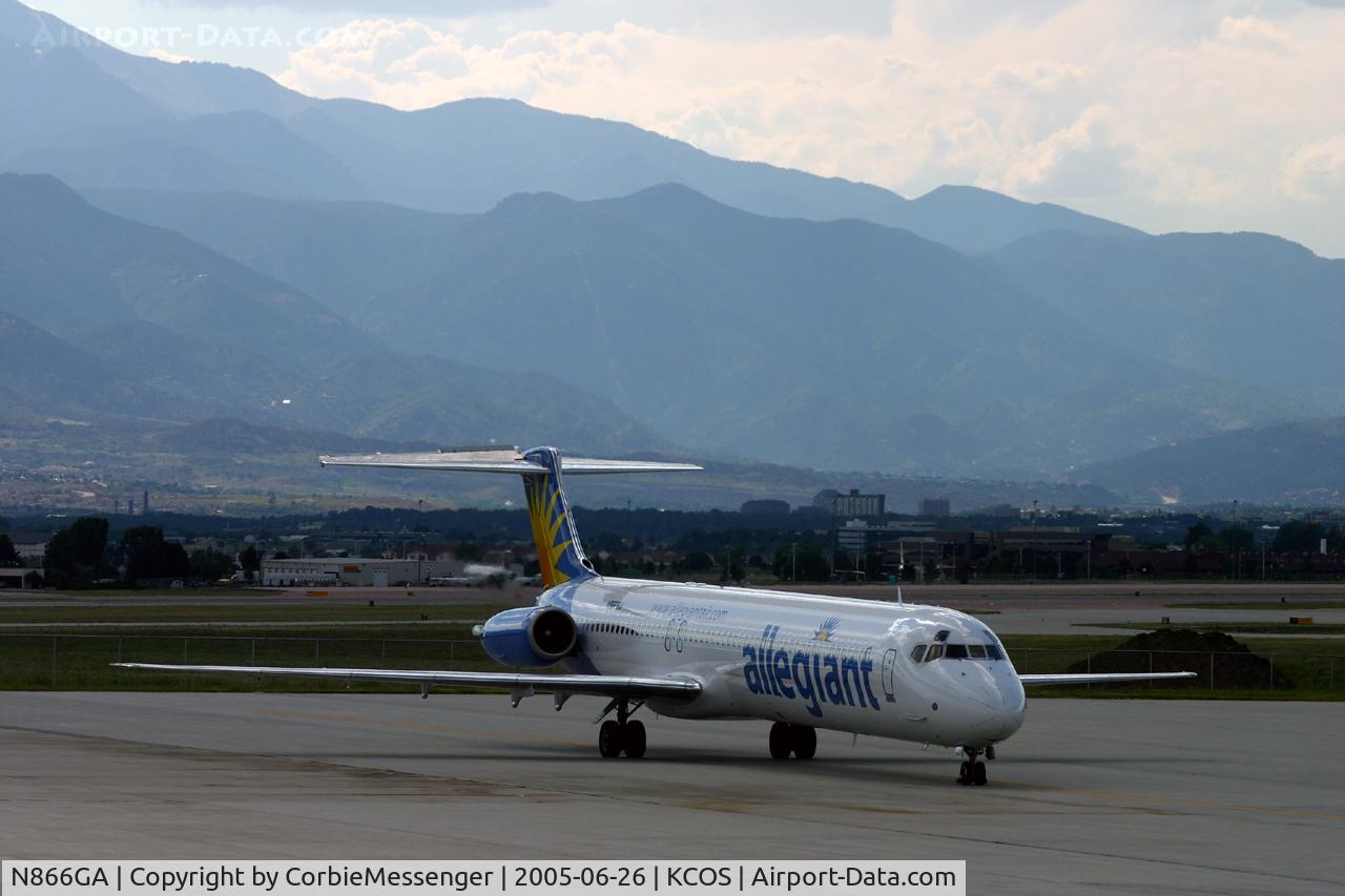 N866GA, 1989 McDonnell Douglas MD-83 (DC-9-83) C/N 49910, Rolling up to the gate at Colorado Springs.