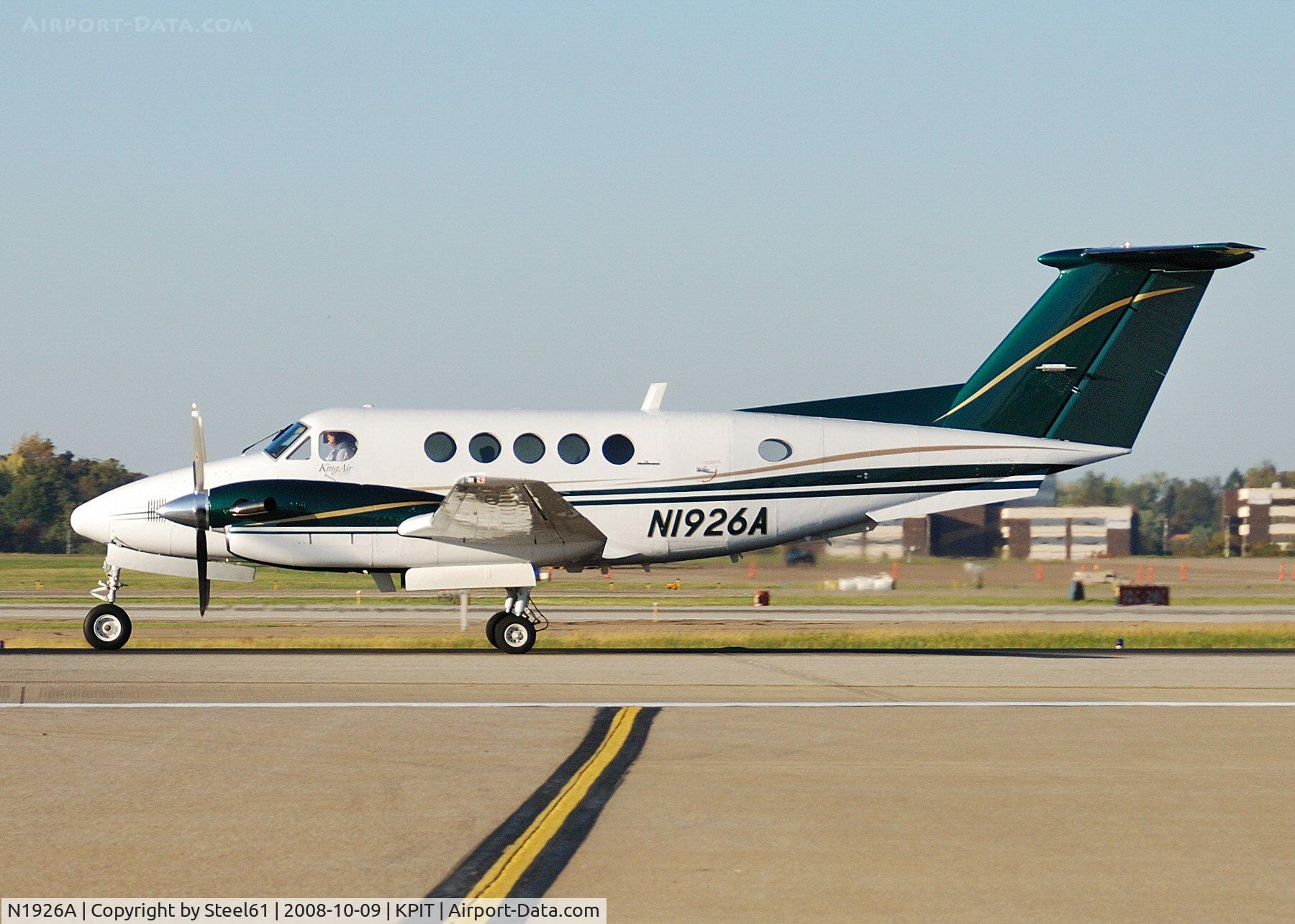 N1926A, 1981 Beech 200 C/N BB-922, Departing 28L