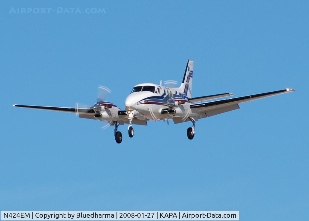 N424EM, 1993 Beech C90A King Air C/N LJ-1351, On approach to 17L.