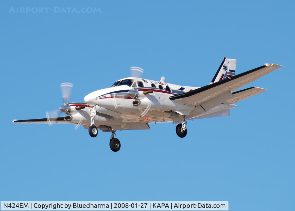 N424EM, 1993 Beech C90A King Air C/N LJ-1351, On approach to 17L.
