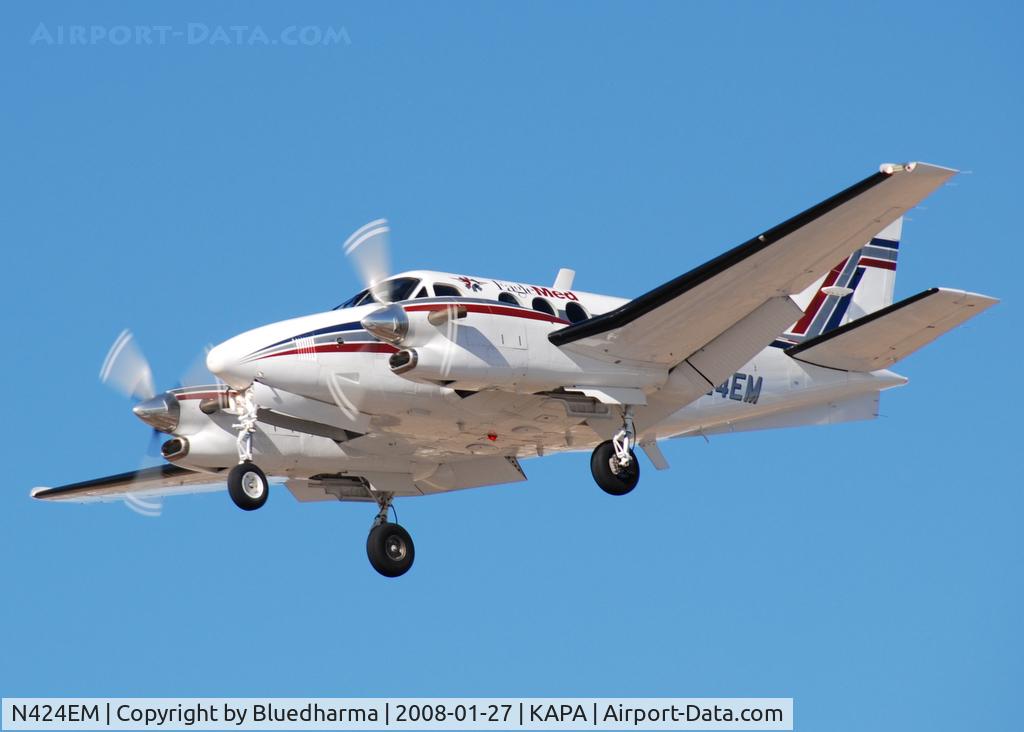 N424EM, 1993 Beech C90A King Air C/N LJ-1351, On approach to 17L.