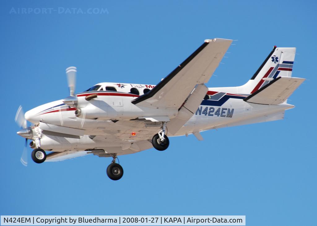 N424EM, 1993 Beech C90A King Air C/N LJ-1351, On approach to 17L.