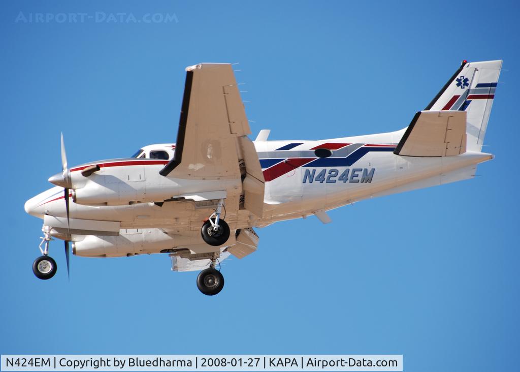N424EM, 1993 Beech C90A King Air C/N LJ-1351, On approach to 17L.