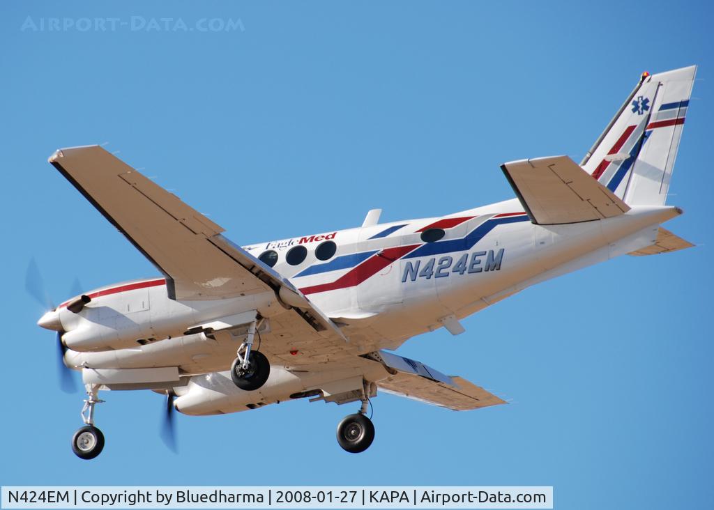 N424EM, 1993 Beech C90A King Air C/N LJ-1351, On approach to 17L.
