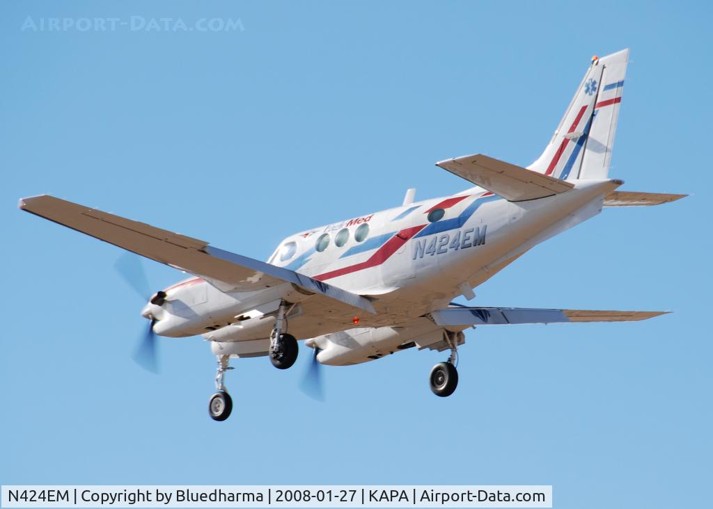 N424EM, 1993 Beech C90A King Air C/N LJ-1351, On approach to 17L.