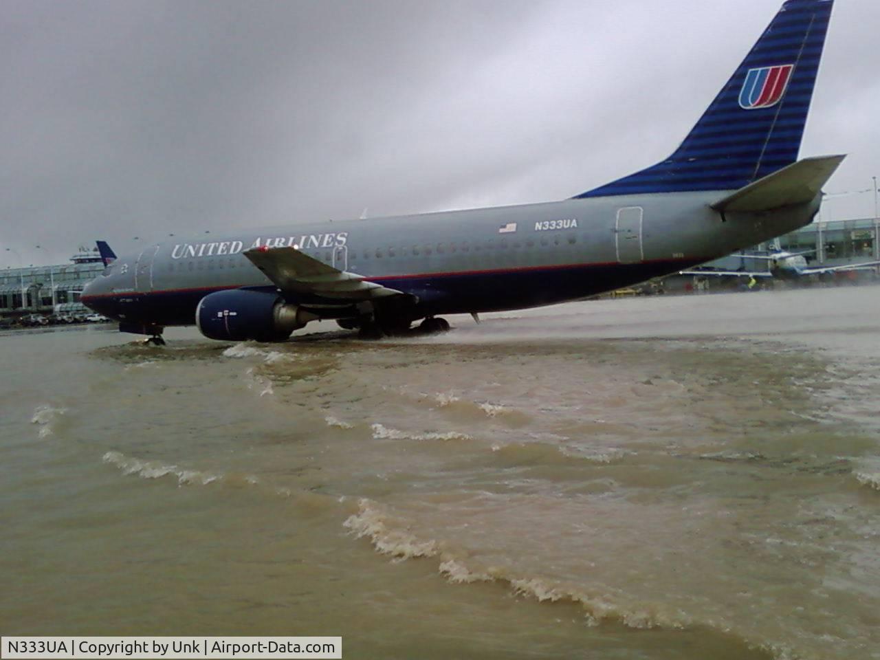 N333UA, 1988 Boeing 737-322 C/N 24228, Taxi through water after heavy rain @ OHara