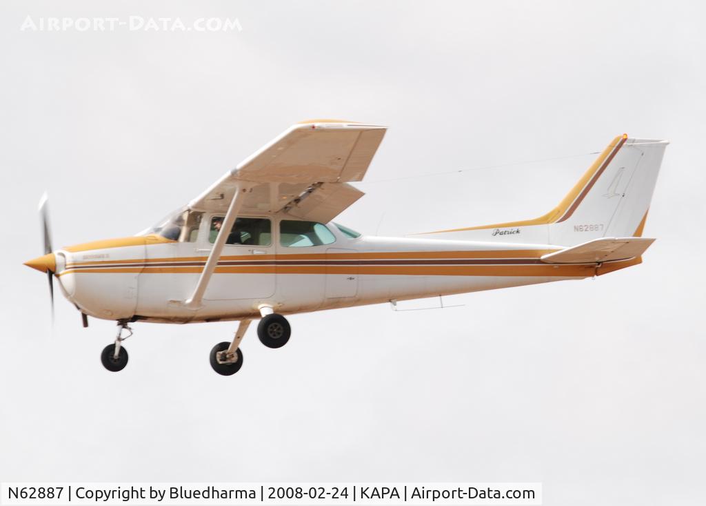N62887, 1981 Cessna 172P C/N 17275350, On approach to 17L.