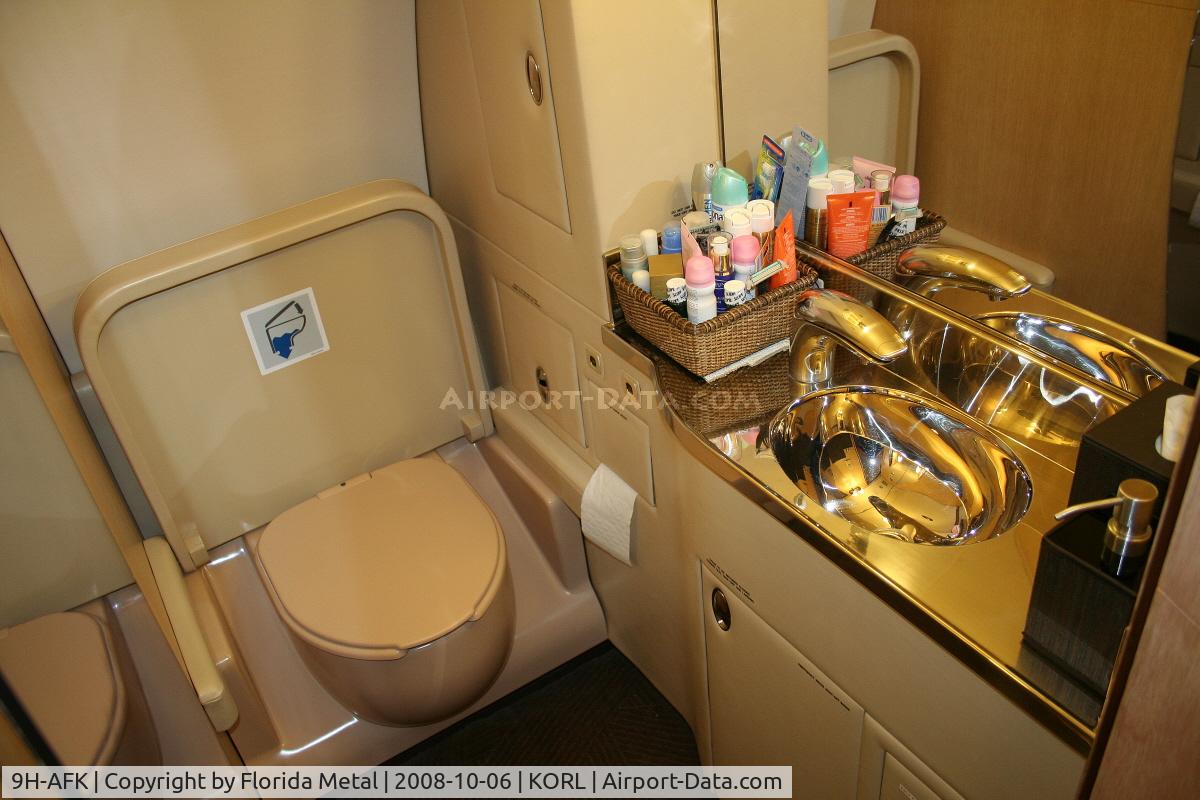 9H-AFK, 2005 Airbus A319-115 C/N 2592, Bathroom of Comlux Aviation A319
