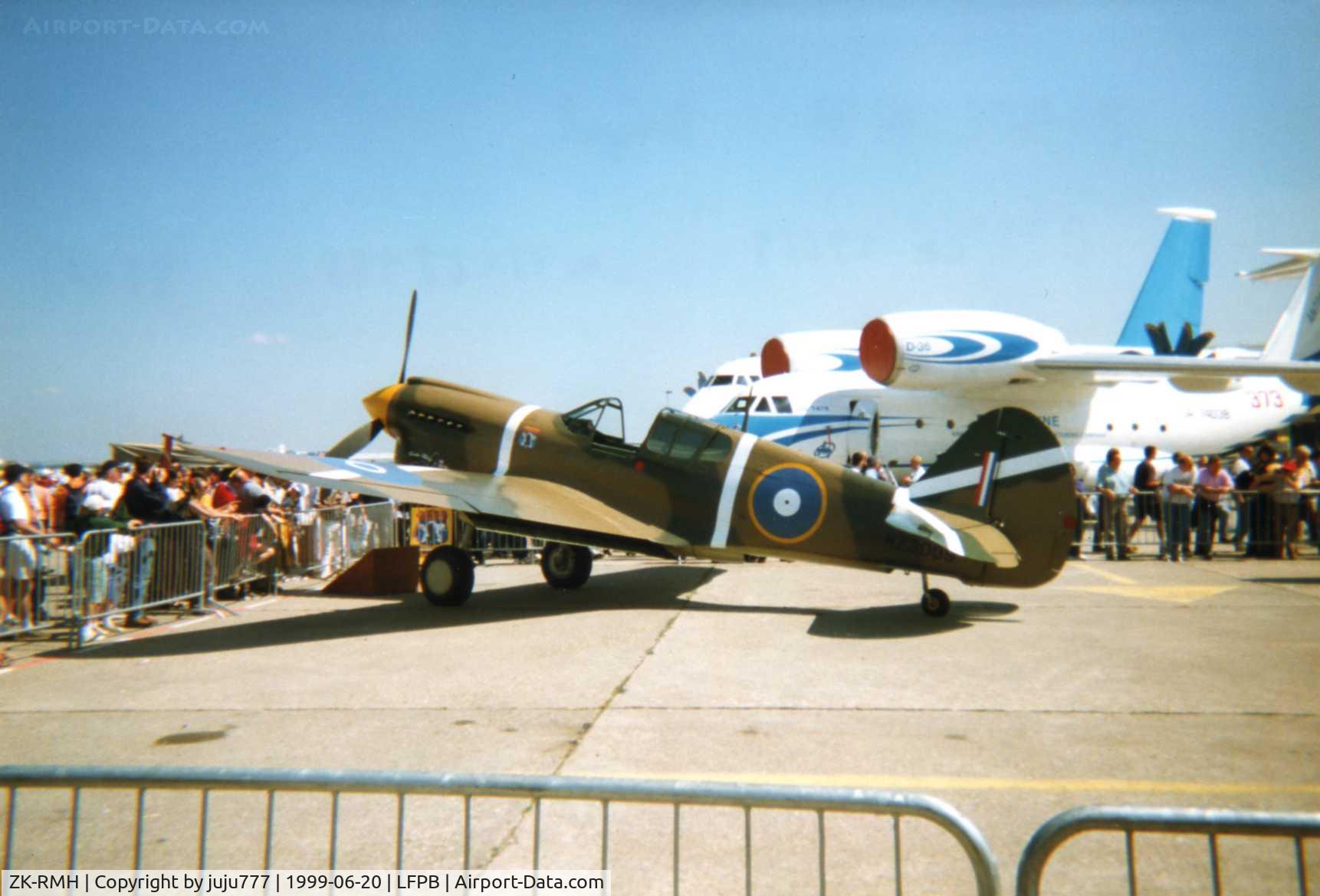 ZK-RMH, 1941 Curtiss P-40E Kittyhawk 1A C/N 19669, on display at Le Bourget 1999