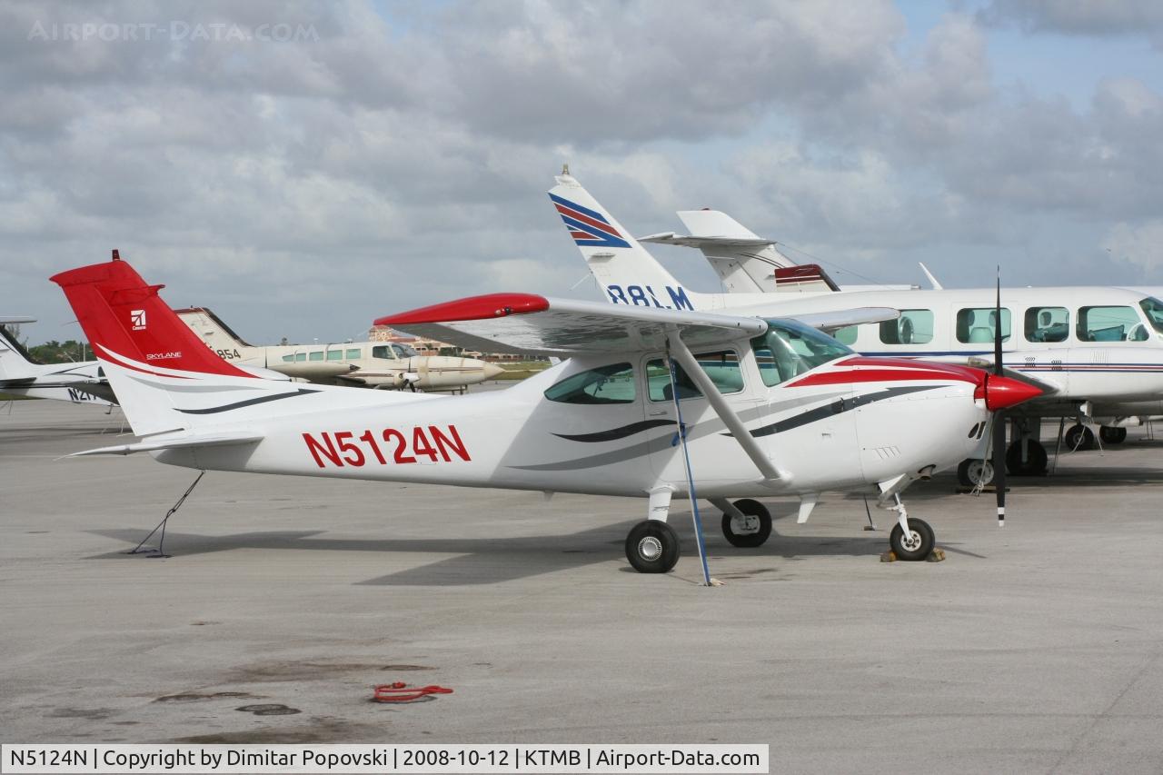 N5124N, Cessna 182Q Skylane C/N 18267531, Looks like newly painted.