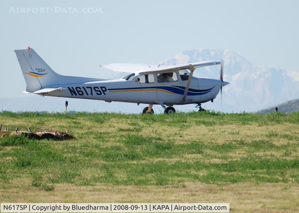 N617SP, 2000 Cessna 172S C/N 172S8606, Position and Hold for 17L.