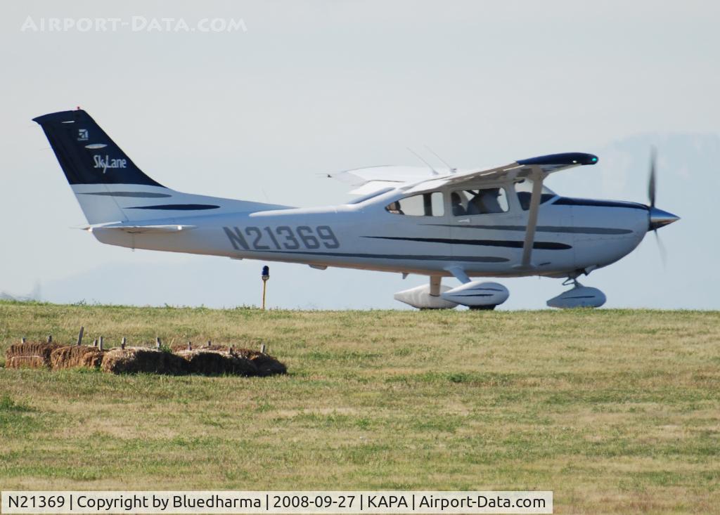 N21369, 2003 Cessna 182T Skylane C/N 18281292, Position and Hold for 17L.