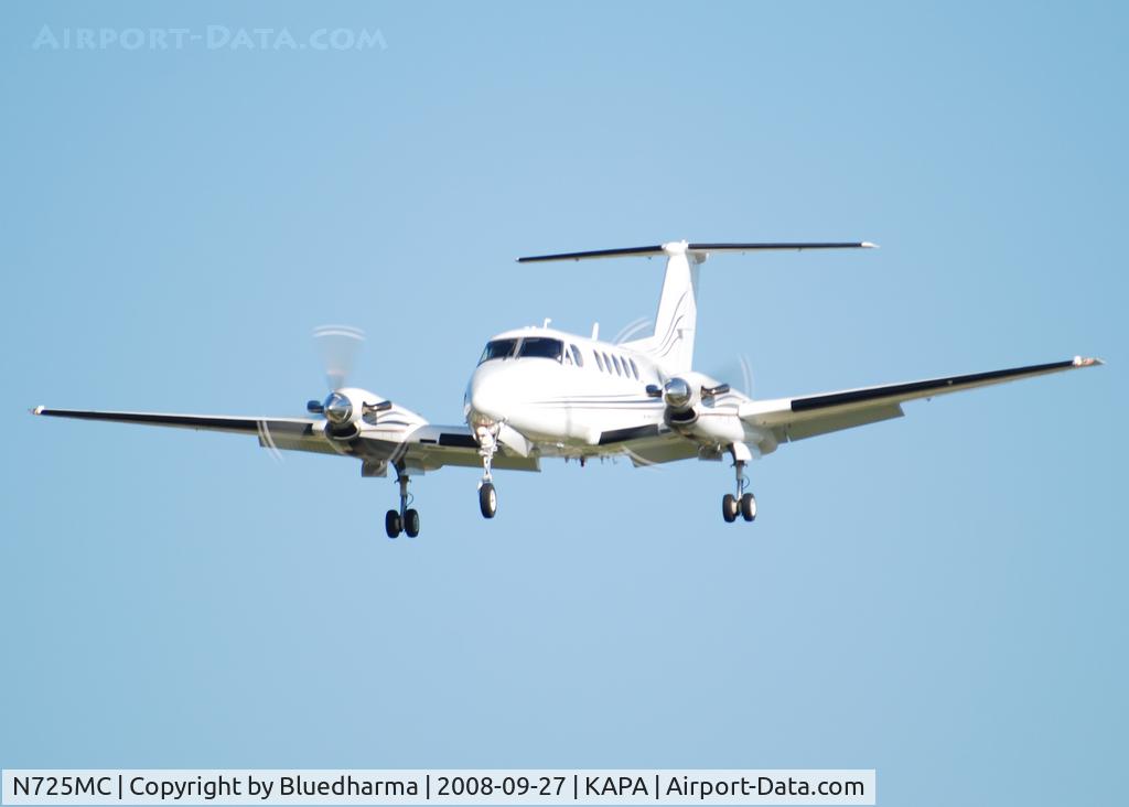 N725MC, 1976 Beech 200 Super King Air C/N BB-169, On final approach to 17L.