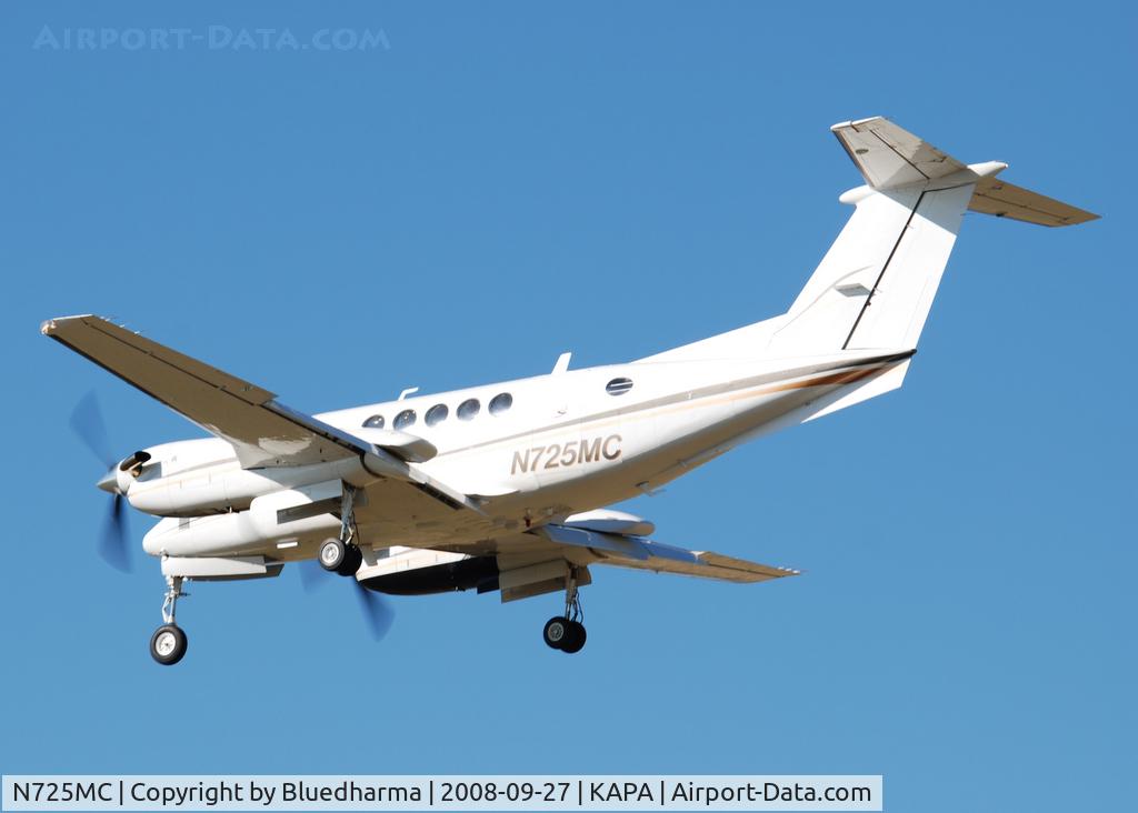N725MC, 1976 Beech 200 Super King Air C/N BB-169, On final approach to 17L.
