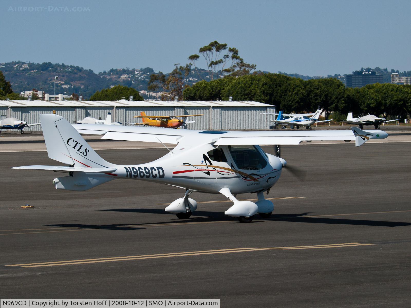 N969CD, 2008 Flight Design CTLS C/N F-08-05-11, N969CD taxiing