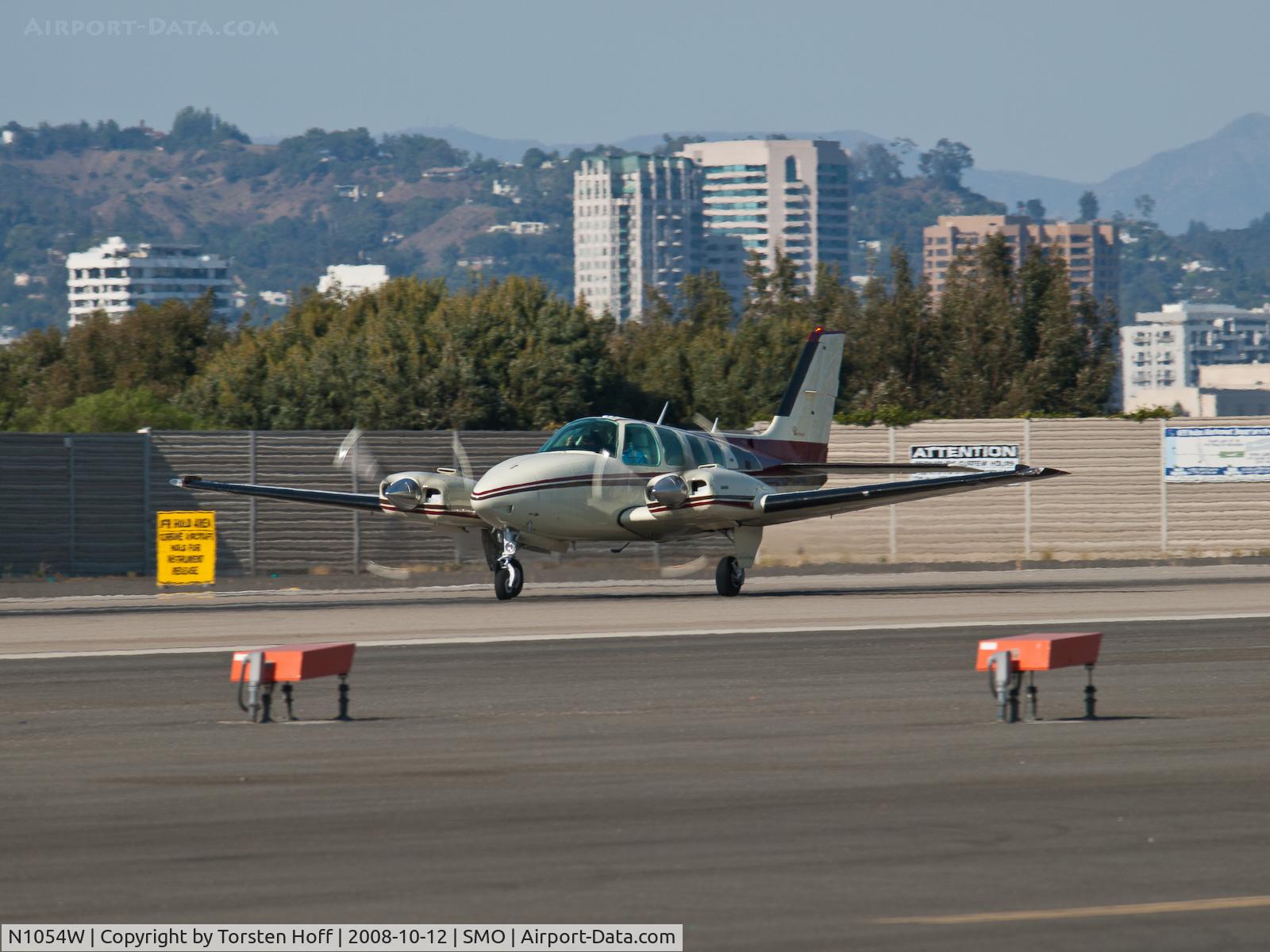 N1054W, 1973 Beech 58 Baron C/N TH-312, N1054W departing from RWY 21