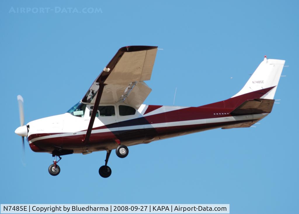 N7485E, 1960 Cessna 210 C/N 57185, On approach to 17L.