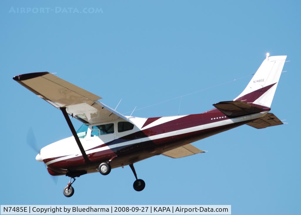 N7485E, 1960 Cessna 210 C/N 57185, On approach to 17L.