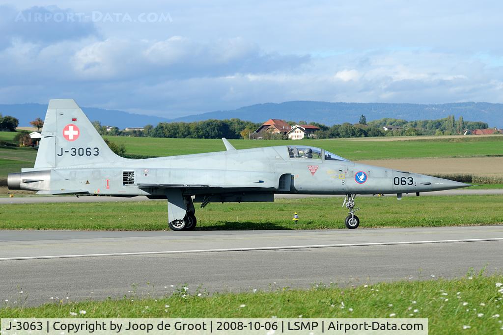 J-3063, Northrop F-5E Tiger II C/N L.1063, arriving back at Payerne.