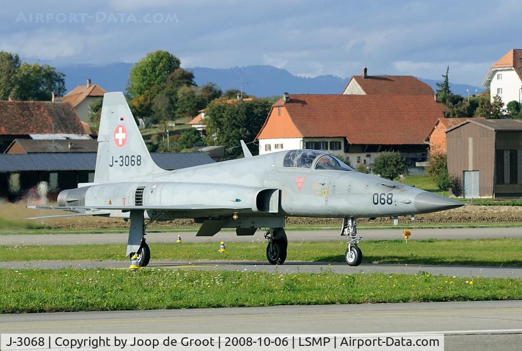 J-3068, Northrop F-5E Tiger II C/N L.1068, The sun is nicely low in the later months of the year giving this lovely warm light.