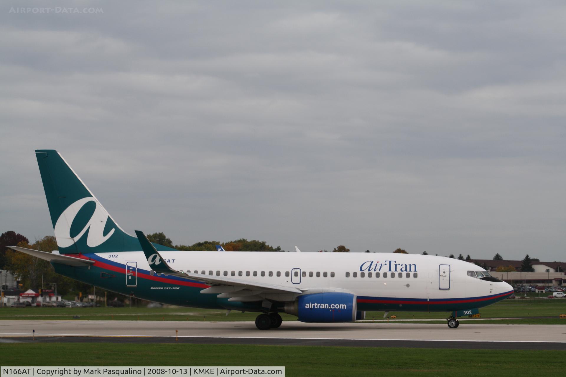 N166AT, 2004 Boeing 737-7BD C/N 33917, Boeing 737-700