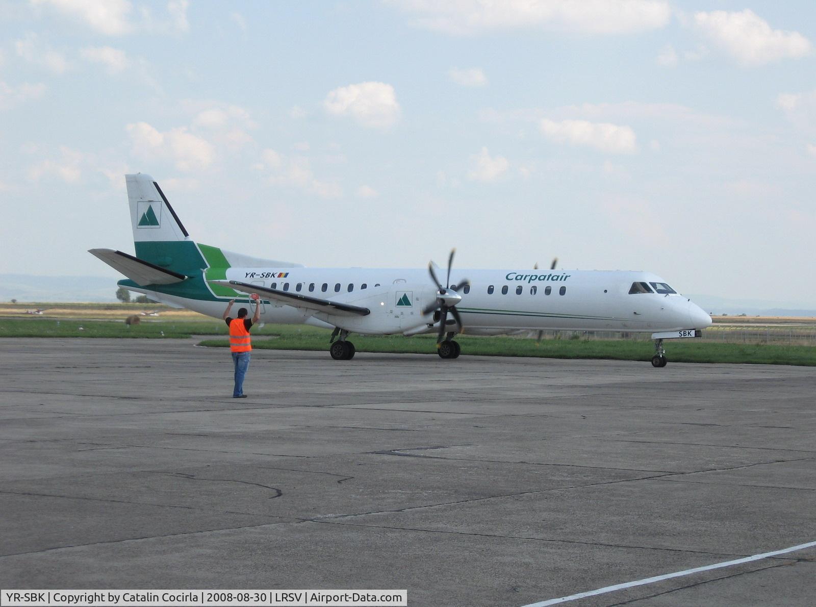 YR-SBK, 1996 Saab 2000 C/N 2000-033, Following the marshaller to its stand