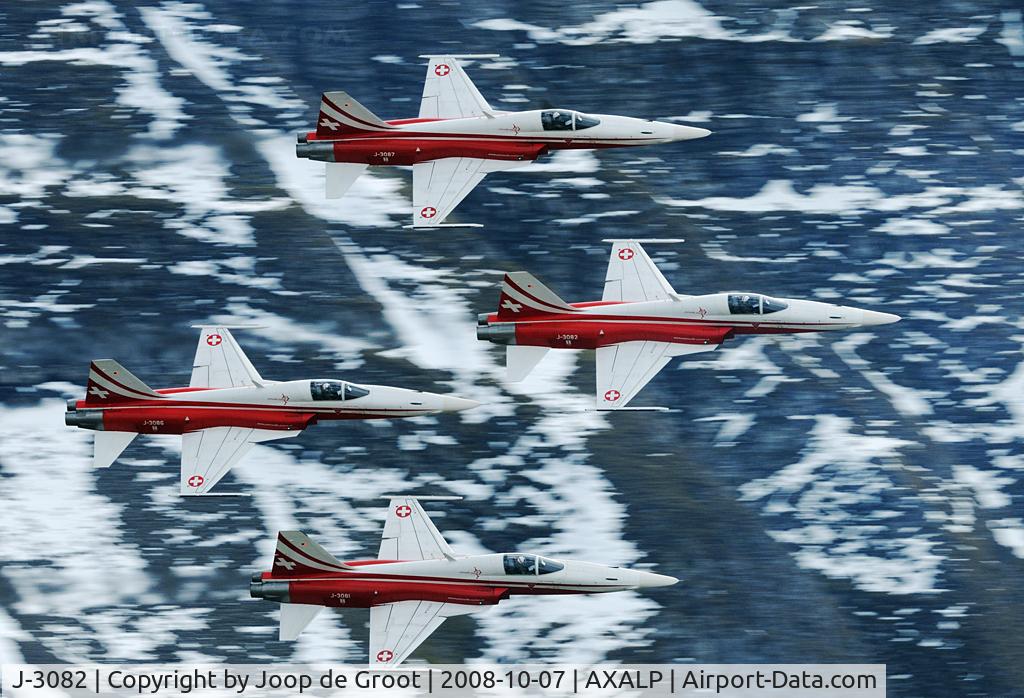 J-3082, Northrop F-5E Tiger II C/N L1082, During the Axalp demo the Patrouille Suise made this low pass in front of the public.
