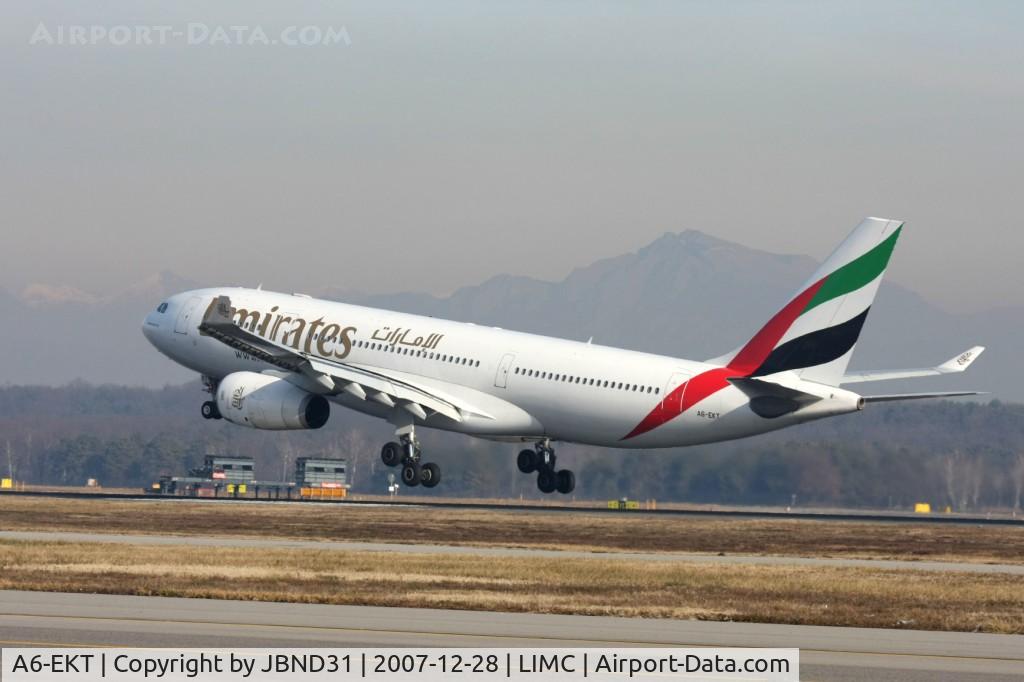 A6-EKT, 1999 Airbus A330-243 C/N 293, A320-243