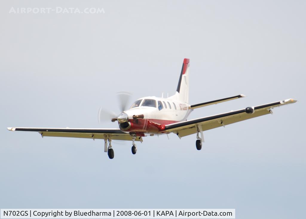 N702GS, 2000 Socata TBM-700 C/N 177, On approach to 17L.