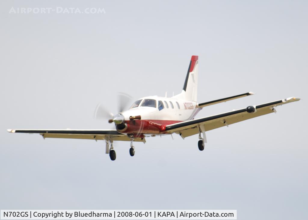 N702GS, 2000 Socata TBM-700 C/N 177, On approach to 17L.