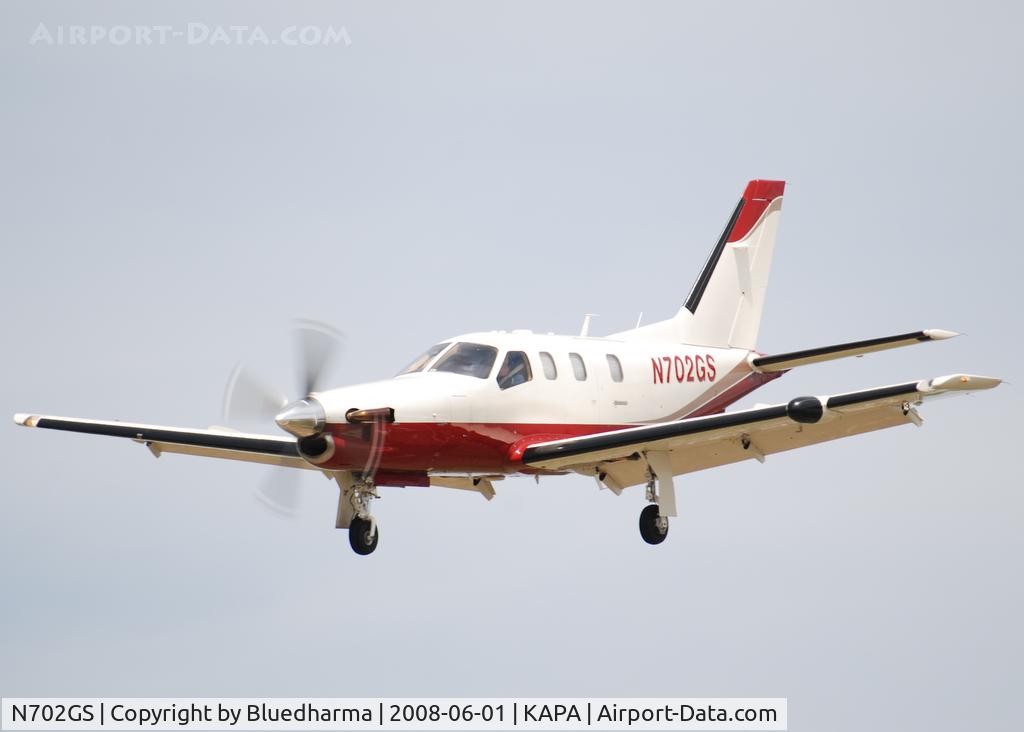 N702GS, 2000 Socata TBM-700 C/N 177, On approach to 17L.