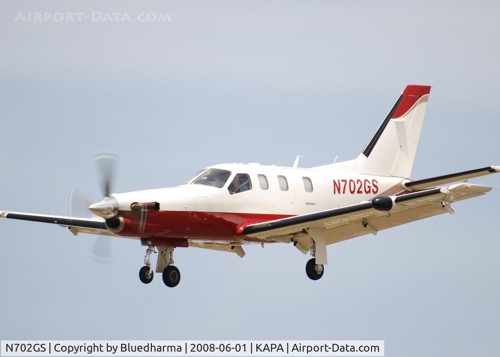 N702GS, 2000 Socata TBM-700 C/N 177, On approach to 17L.