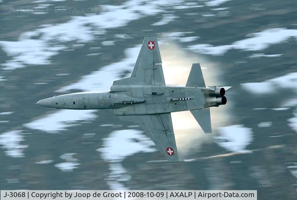 J-3068, Northrop F-5E Tiger II C/N L.1068, Another spectacular vapor effect during the Axalp demo.